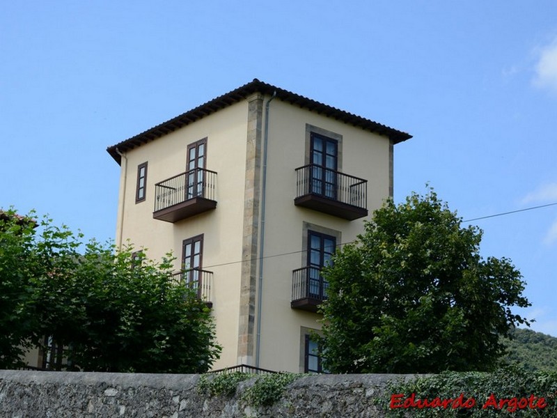 Casa de Cuetos y Torre de Sobremazas