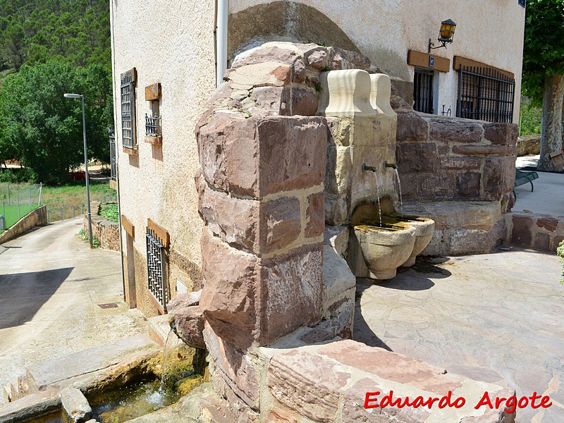 Fuente abrevadero de Mués